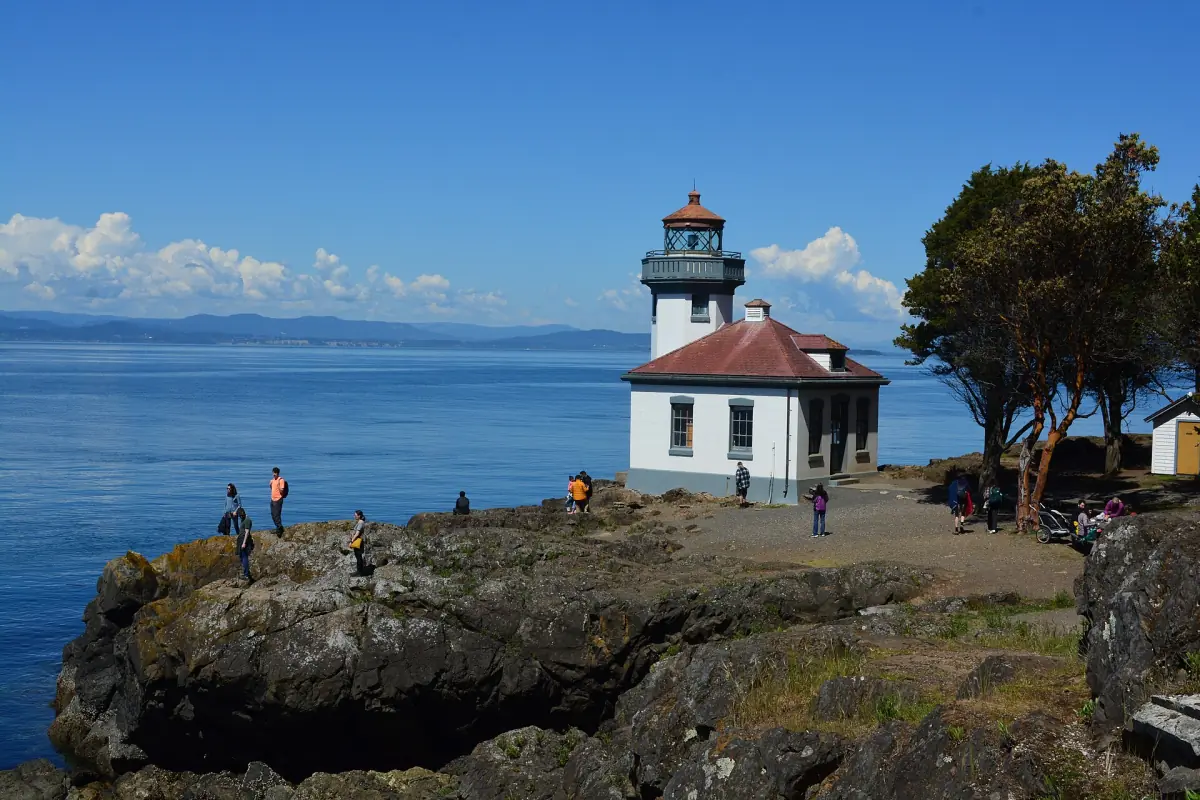 Visitors on the rocks at Lime Kiln Point